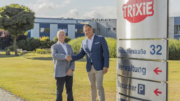 US-Konzern übernimmt Mehrheit an deutschem Heimtierbedarfhersteller Trixie - Trixie-Gründer Bonnik Hansen (l.) verkauft seine Mehrheitsbeteiligung an Niko Lahanas (r.), Chief Executive Officer of Central Garden & Pet - Quelle: Trixie Heimtierbedarf GmbH & Co. KG